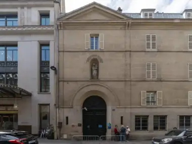 La façade beige de la chapelle Notre Dame de la Médaille Miraculeuse à Paris.