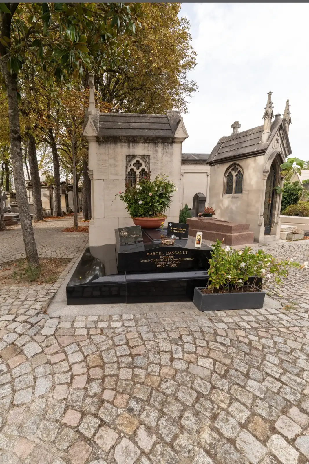 Vue de la tombe noire de Marcel Dassault dans le cimetière de Passy.