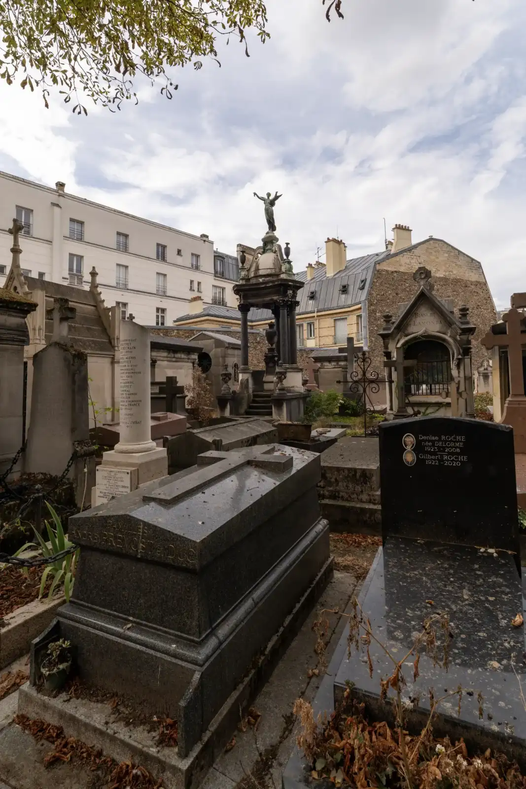 Vue générale du cimetière de Passy à Paris avec ses monuments funéraires et sépultures.