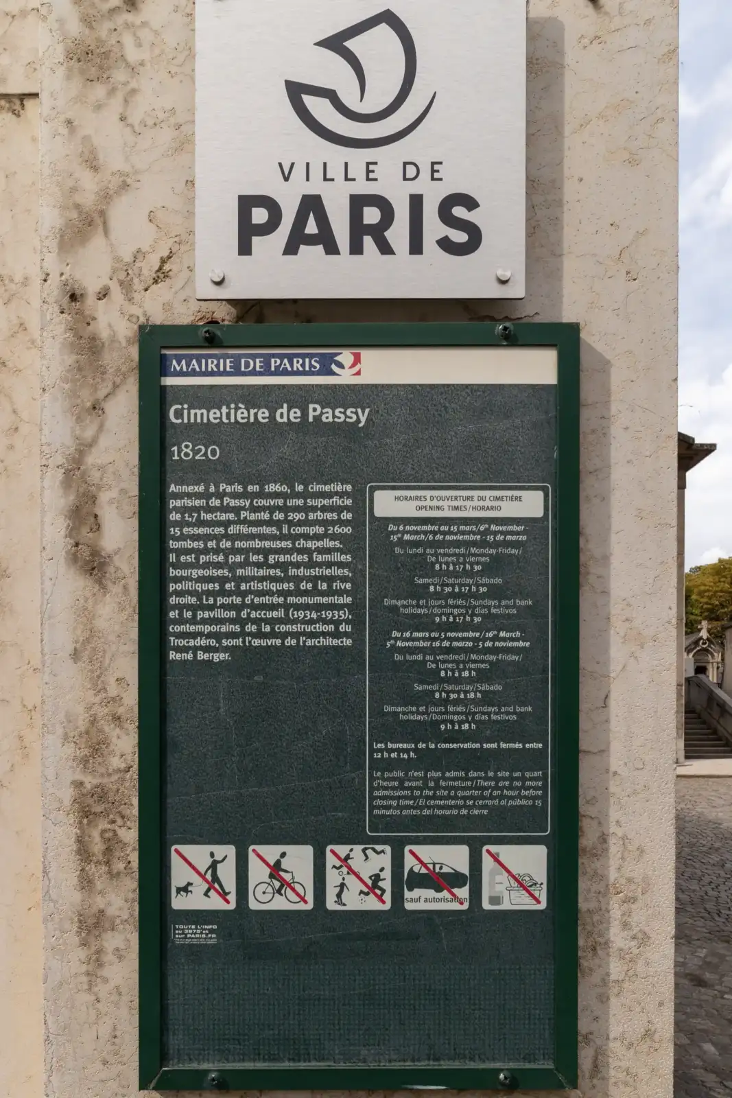 Panneau d information vert et blanc du cimetière de Passy affichant son histoire.