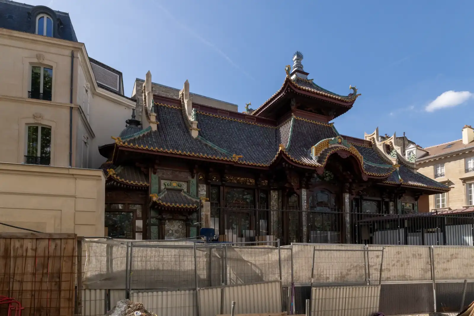 Vue de la façade du cinéma La Pagode à Paris sous un ciel bleu.