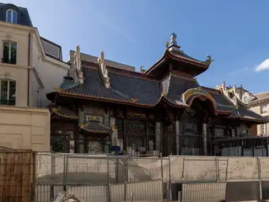 Vue de la façade du cinéma La Pagode à Paris sous un ciel bleu.
