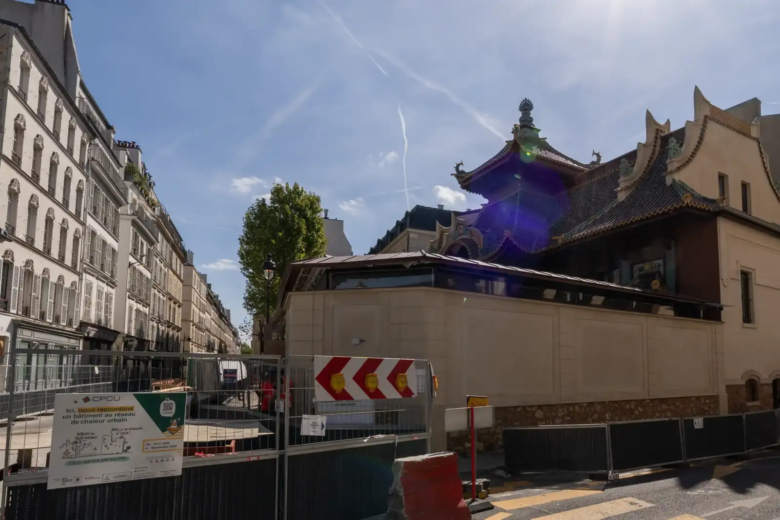 Vue extérieure de la façade du cinéma La Pagode en rénovation à Paris.