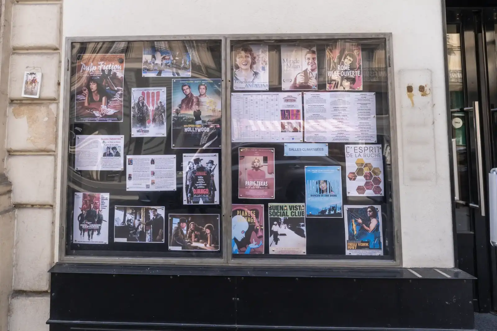 Deux vitrines d'affichage du cinéma Le Champo à Paris présentent des affiches de films.