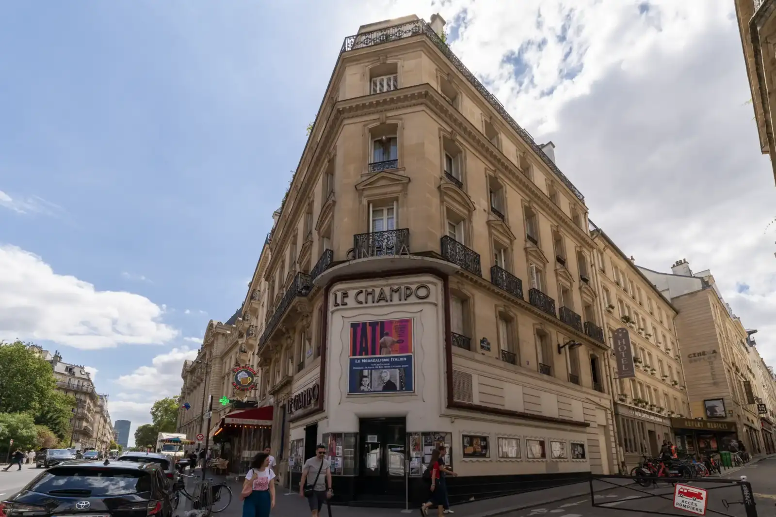Vue en contre-plongée de la façade d'angle du cinéma Le Champo à Paris.