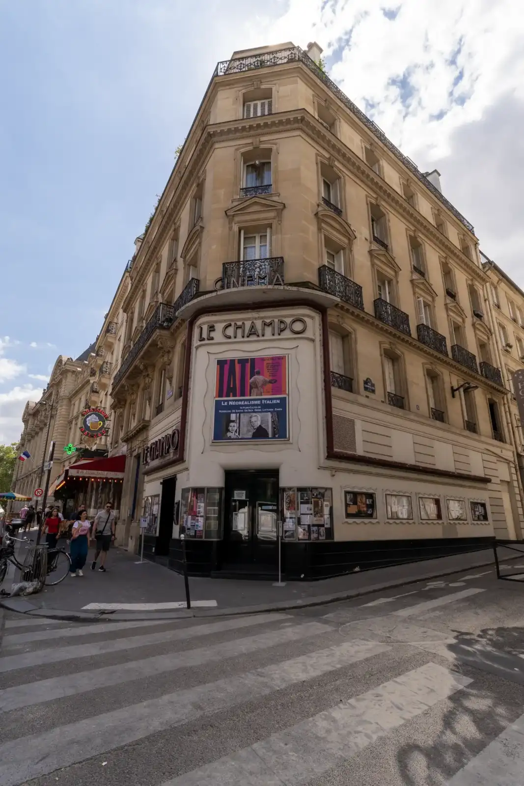 Vue en contre-plongée de la façade incurvée du cinéma Le Champo à Paris.
