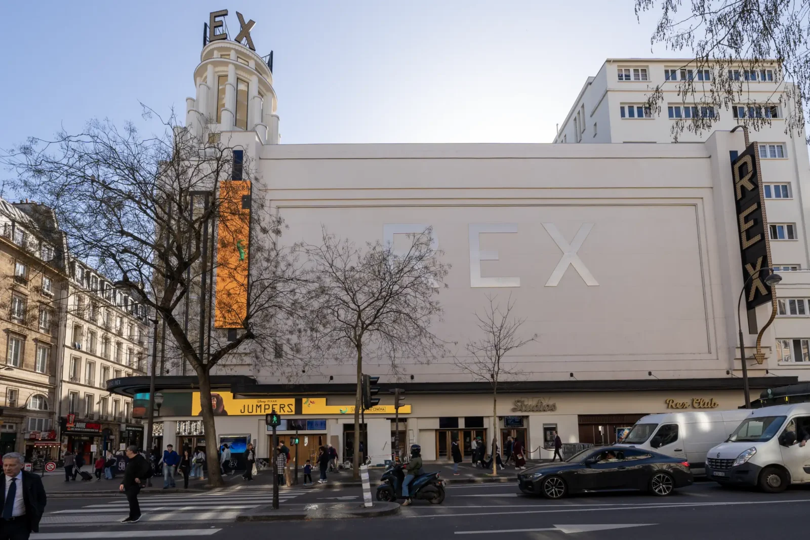 Vue de la façade emblématique du cinéma Le Grand Rex à Paris en journée.