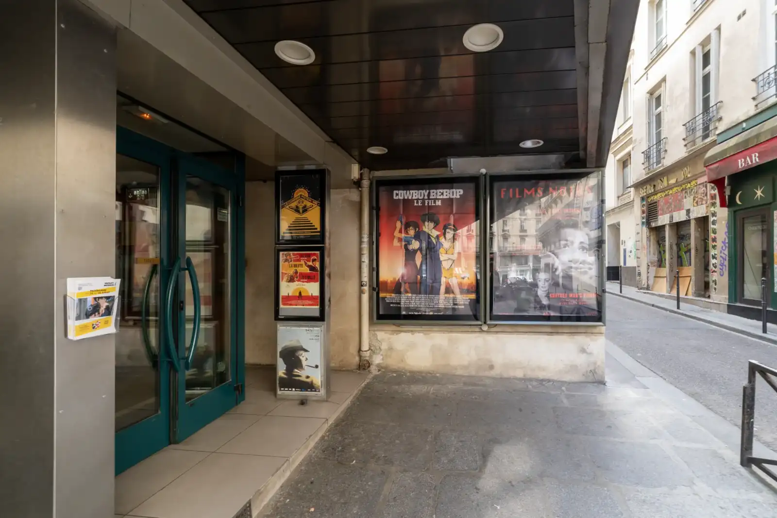 Entrée du cinéma Le Refret Médicis avec des affiches de films dans une rue parisienne.