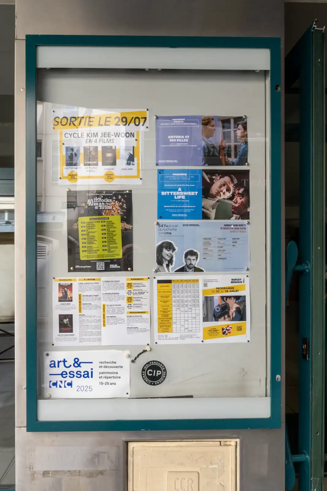 Un panneau d affichage vitré présente des affiches de films du cinéma Le Reflet Médicis.