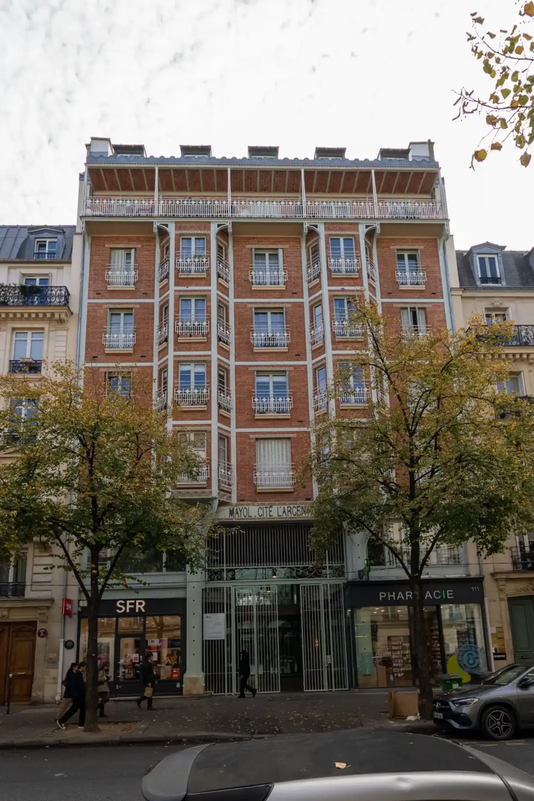 Vue de la façade principale en briques rouges de la Cité Argentine à Paris.