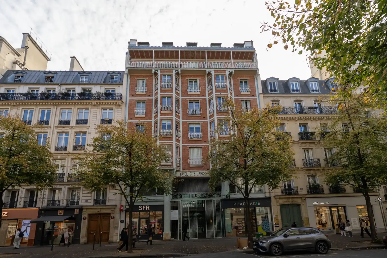 Façade en briques rouges de la Cité Argentine dans le 16e arrondissement de Paris.