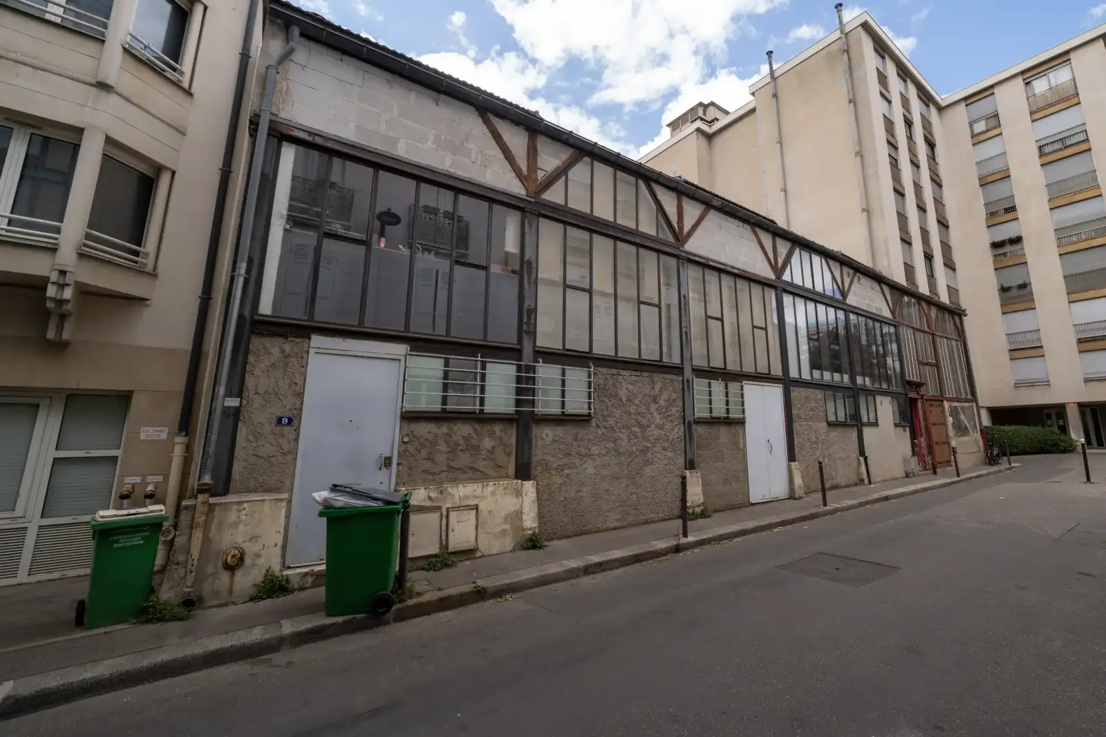 Une vue de la rue de la cité Falguière avec des ateliers parisiens.