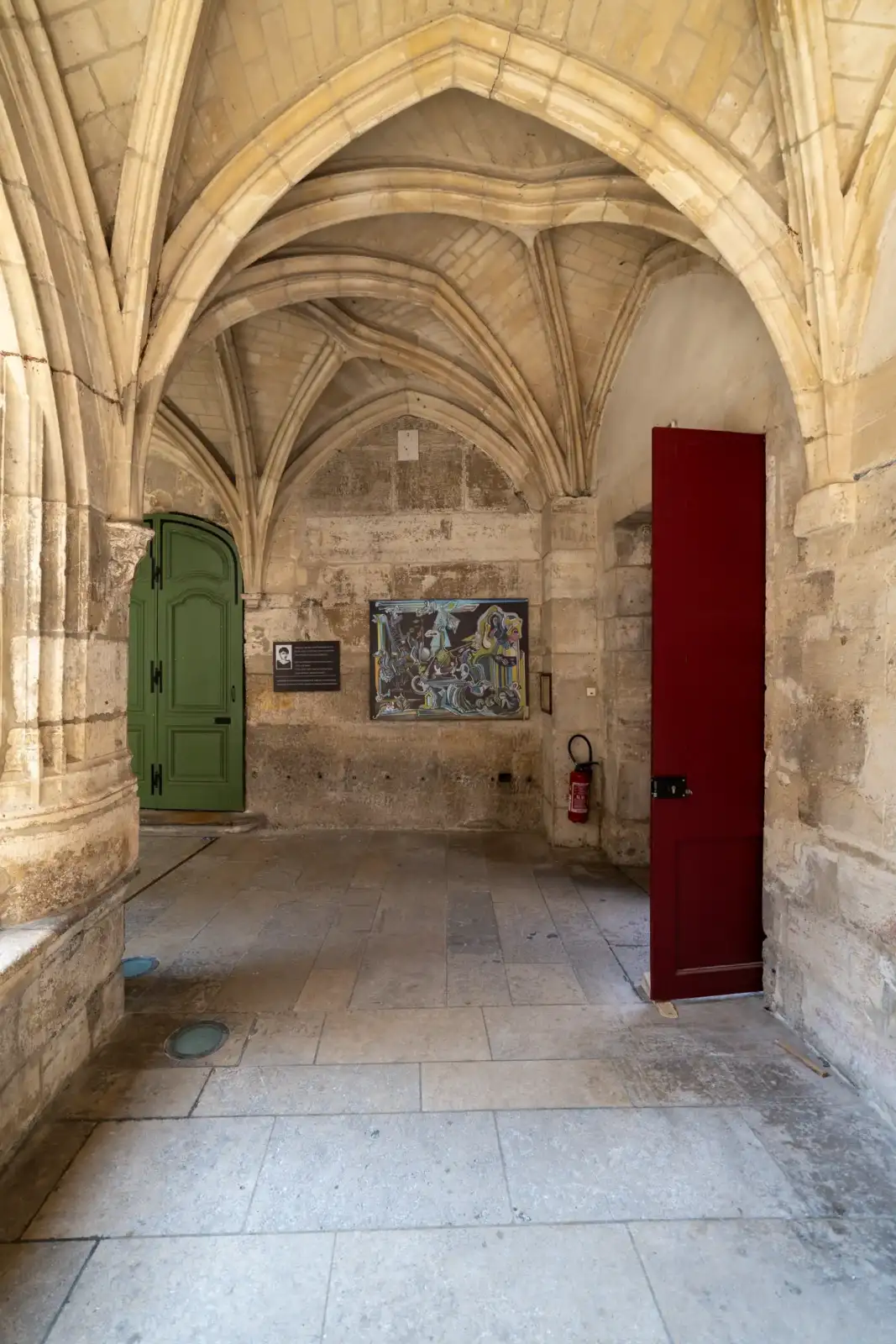 Vue de l entrée voûtée en pierre du cloître des Billettes à Paris.