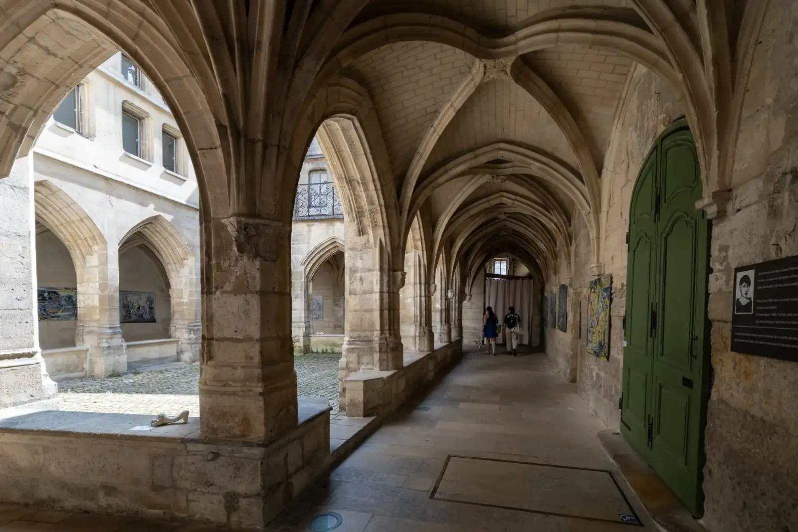 Vue intérieure du cloître des Billettes à Paris, avec ses voûtes gothiques.