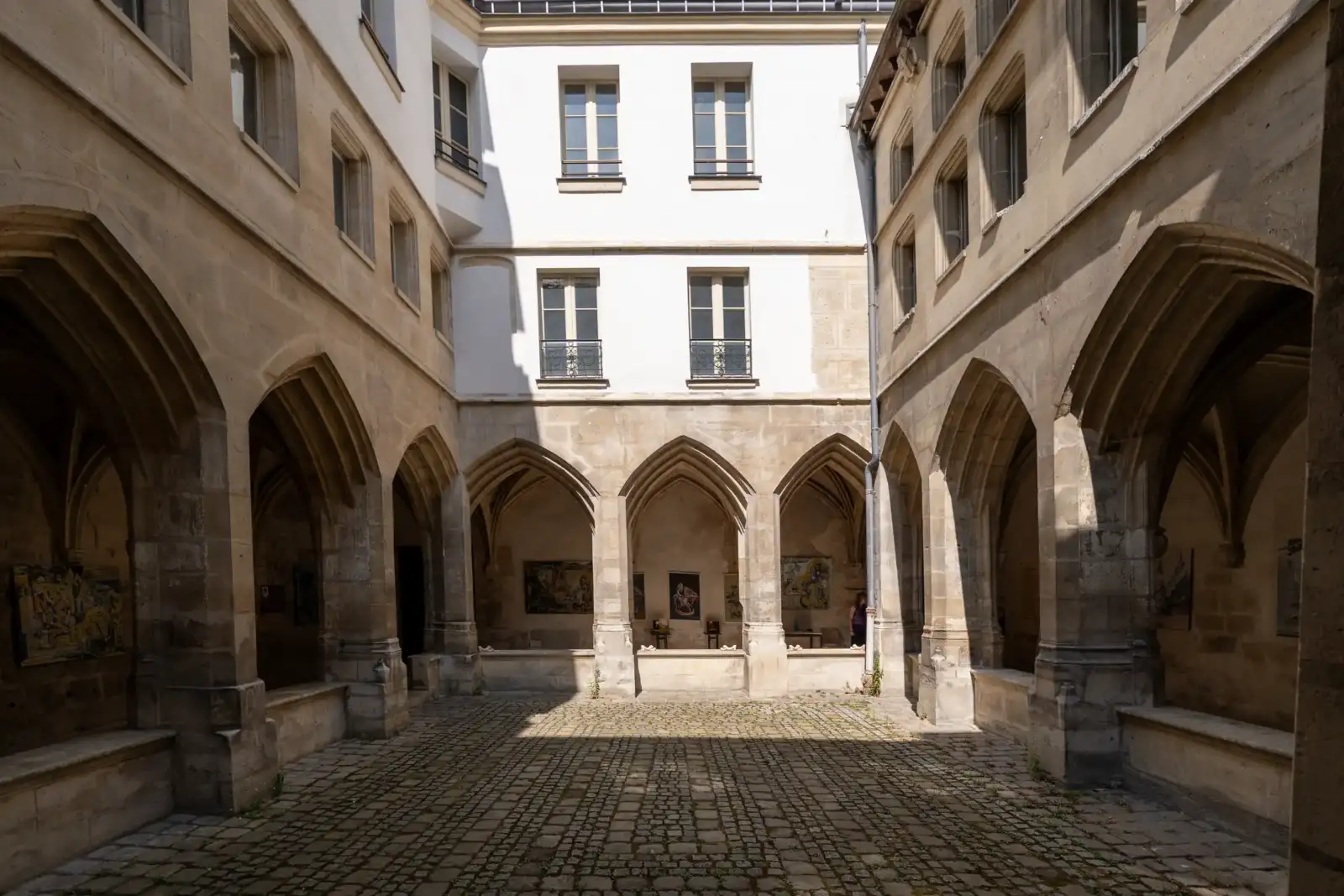 Vue intérieure de la cour pavée du cloître des Billettes à Paris.