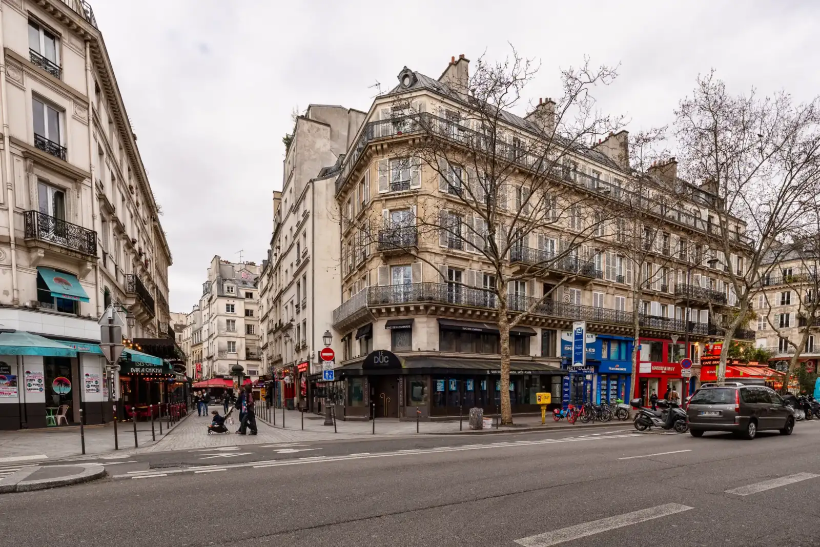La façade du club de jazz Le Duc des Lombards dans une rue parisienne.