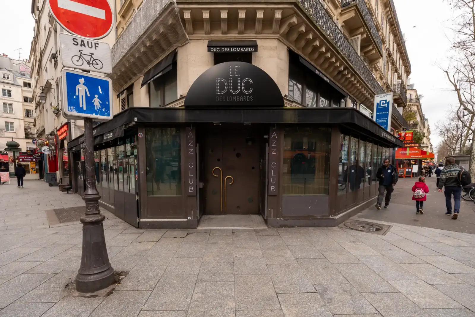 La devanture noire du club de jazz Le Duc des Lombards dans Paris.