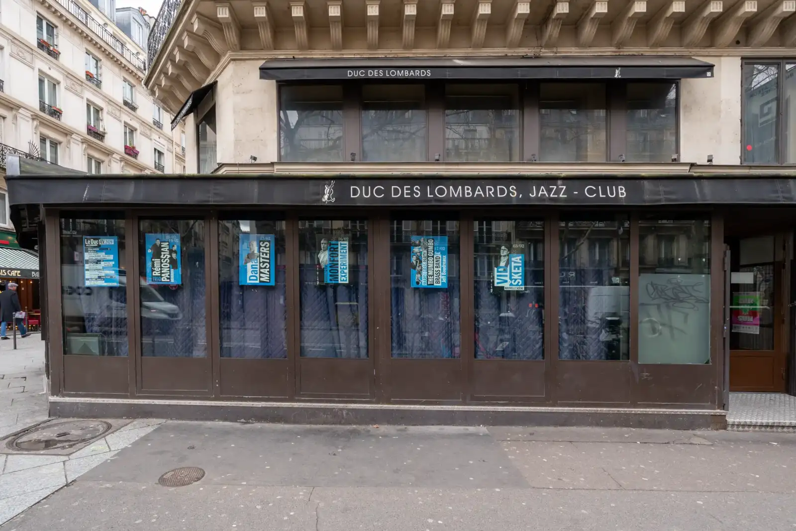 La devanture du célèbre club de jazz parisien Duc des Lombards avec ses affiches.