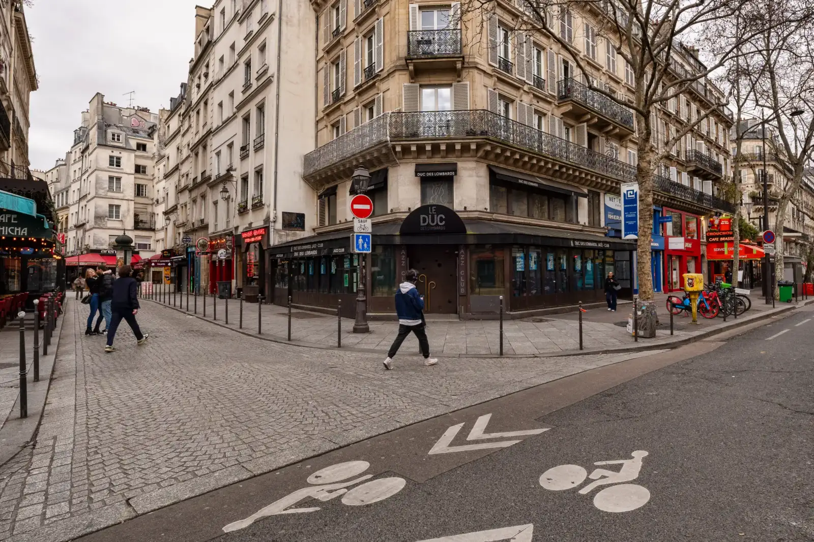 Vue de rue parisienne montrant le célèbre club de jazz Le Duc des Lombards.