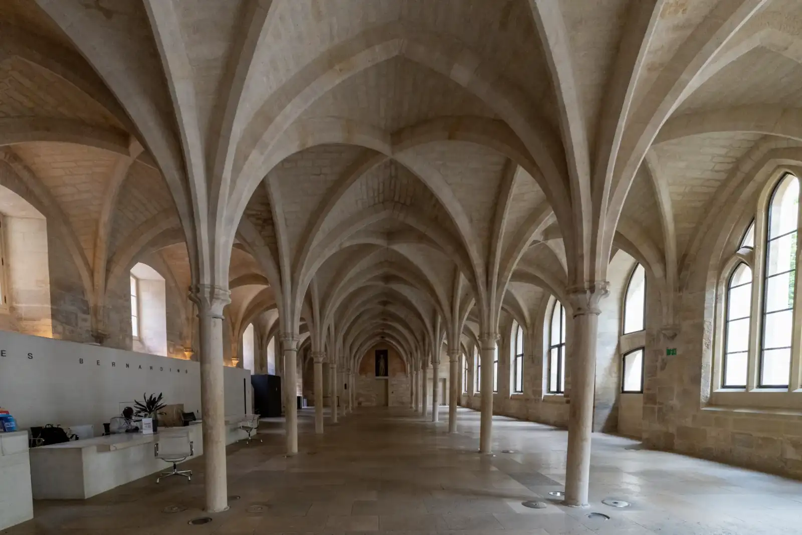 Vue intérieure du collège des Bernardins avec ses voûtes d'ogives et ses colonnes gothiques.