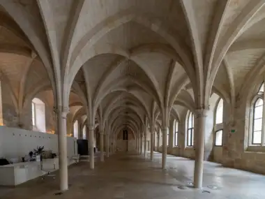 Vue intérieure du collège des Bernardins avec ses voûtes d'ogives et ses colonnes gothiques.