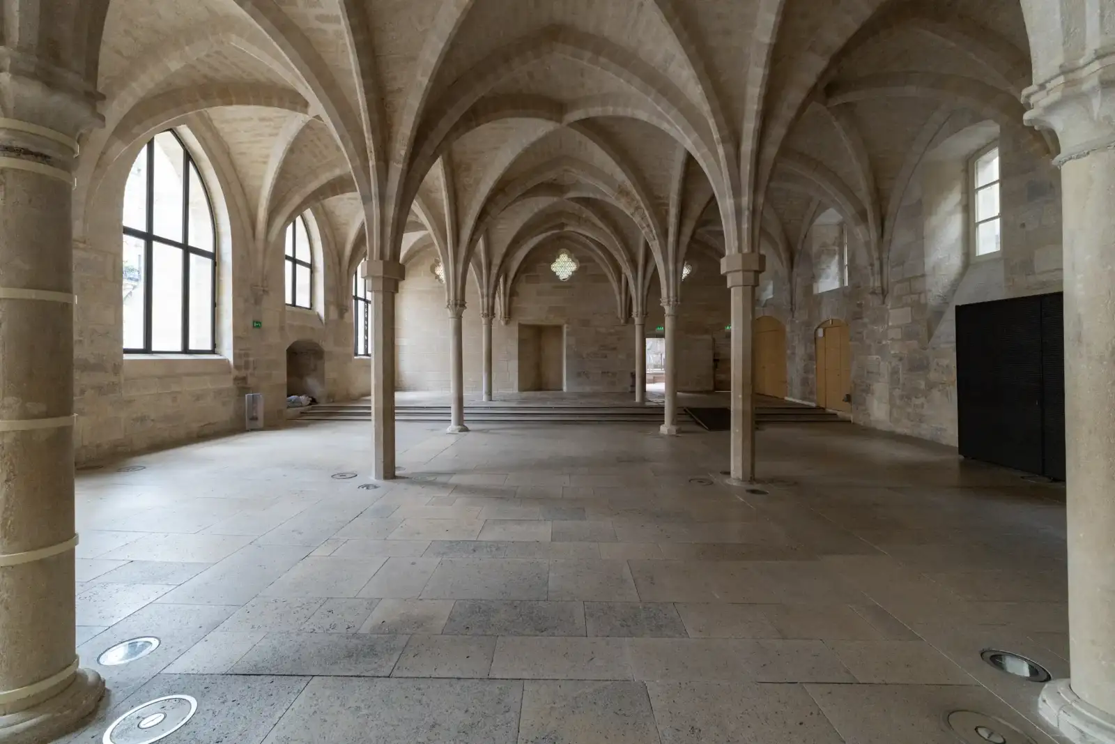 Une grande salle voûtée gothique en pierre du collège des Bernardins à Paris.