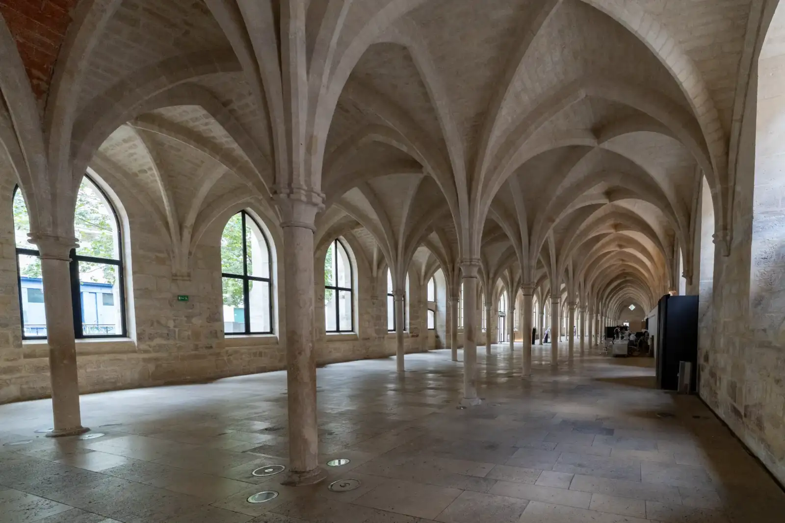 Vue intérieure des vastes salles voûtées en pierre du Collège des Bernardins à Paris.