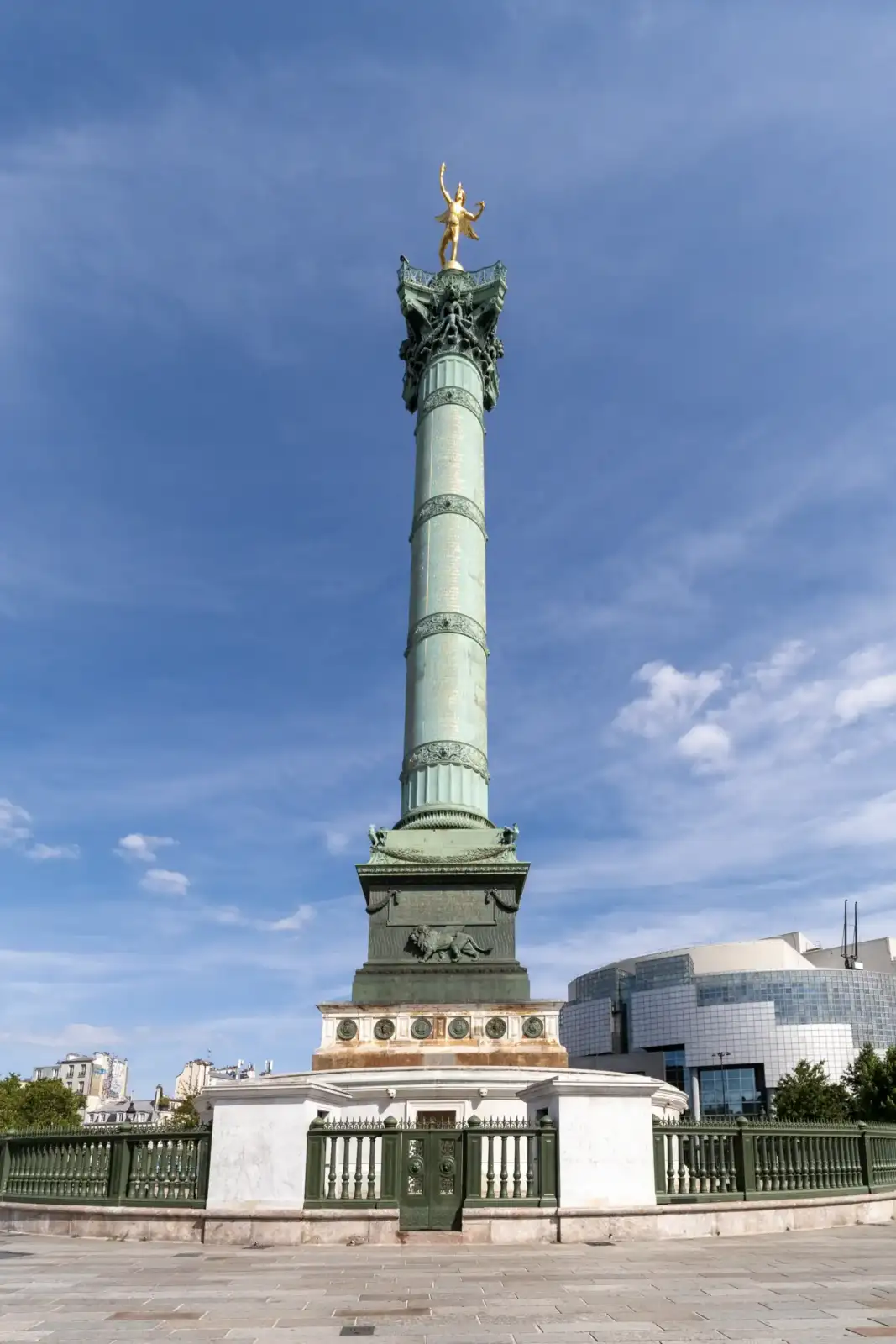 La haute Colonne de Juillet domine la place de la Bastille à Paris.