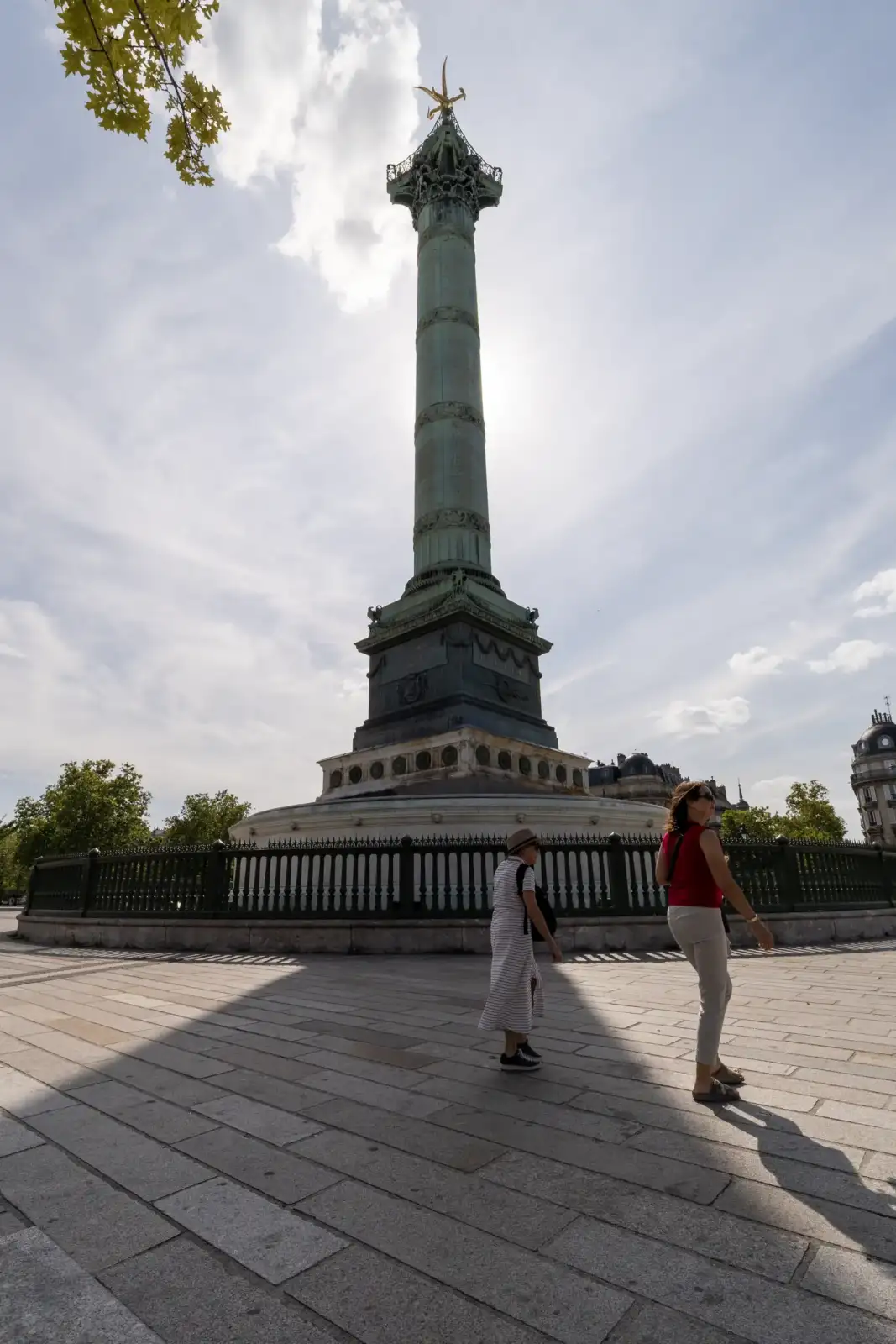 Vue en contre-plongée de la Colonne de Juillet place de la Bastille à Paris.
