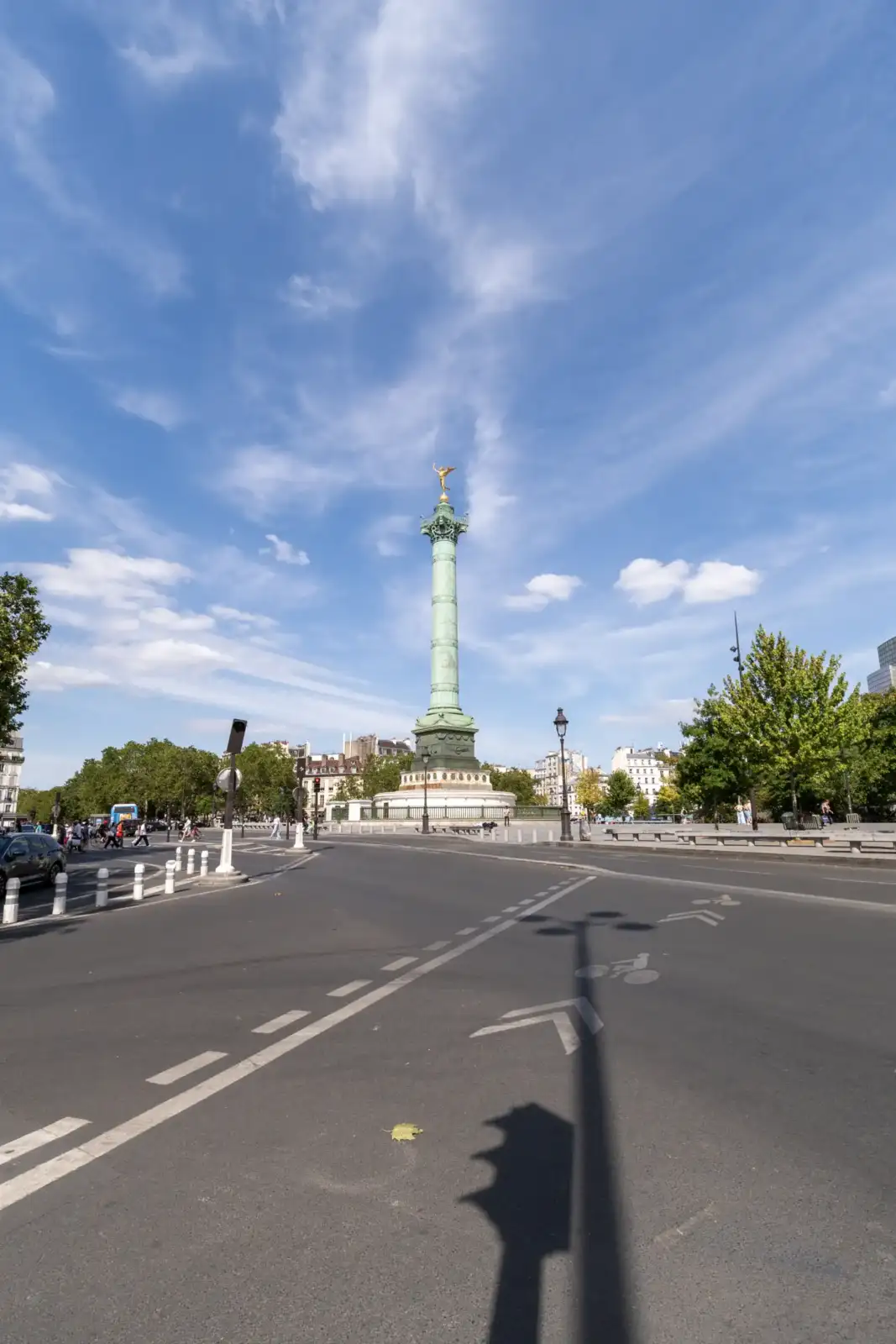 Vue plongeante de la Colonne de Juillet sur la place de la Bastille à Paris.