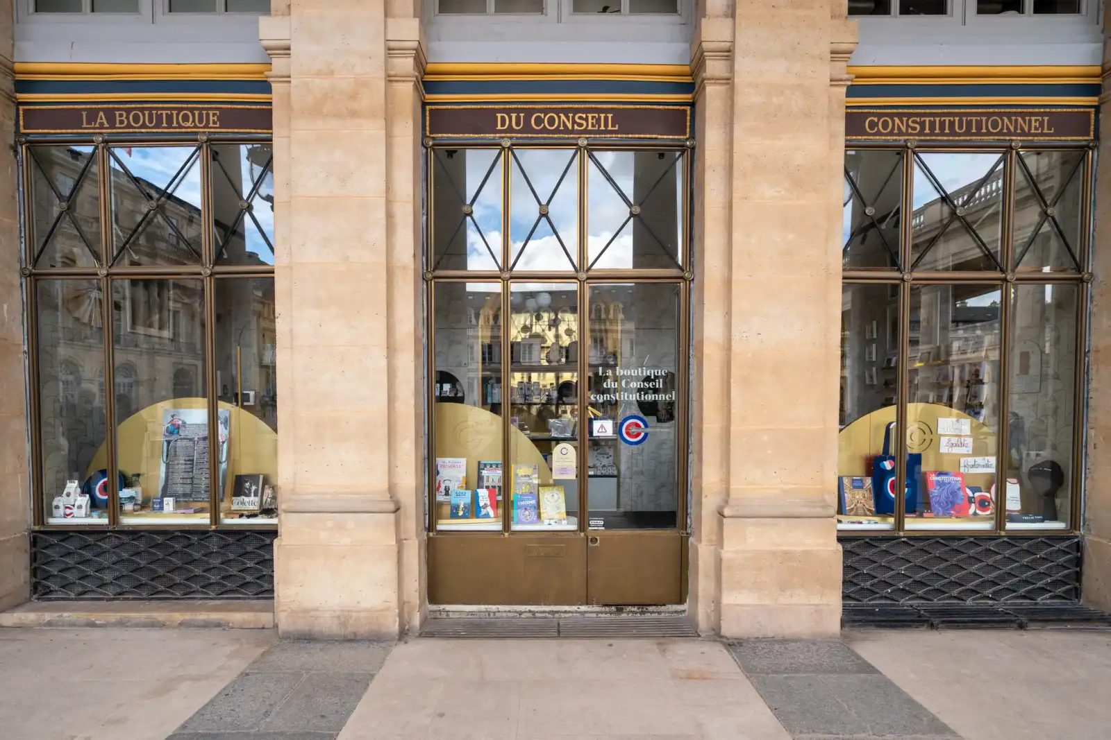La devanture vitrée de la boutique du Conseil constitutionnel à Paris avec ses livres.