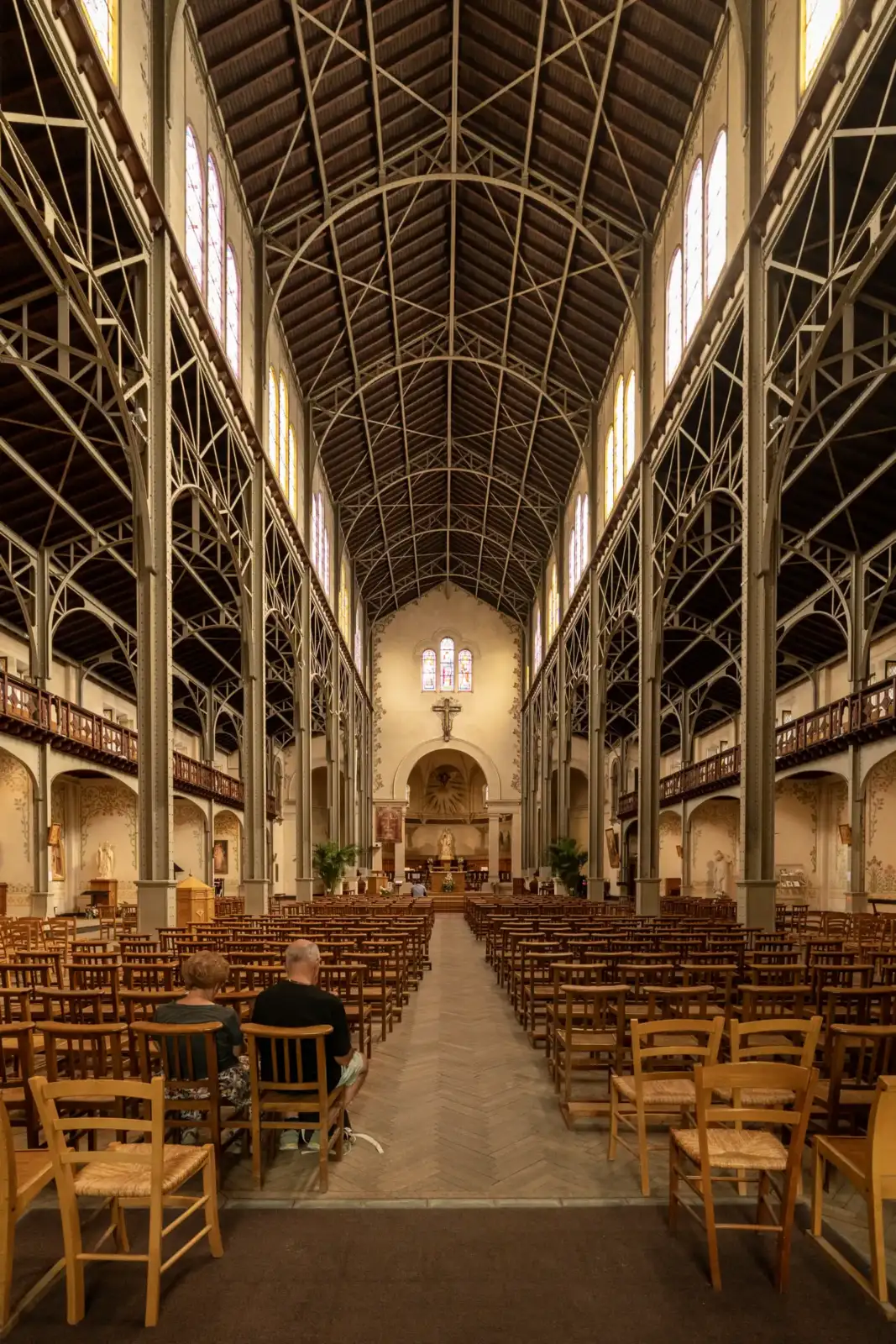 Vue intérieure de l'église Notre-Dame-du-Travail avec sa spectaculaire charpente en fer apparente.