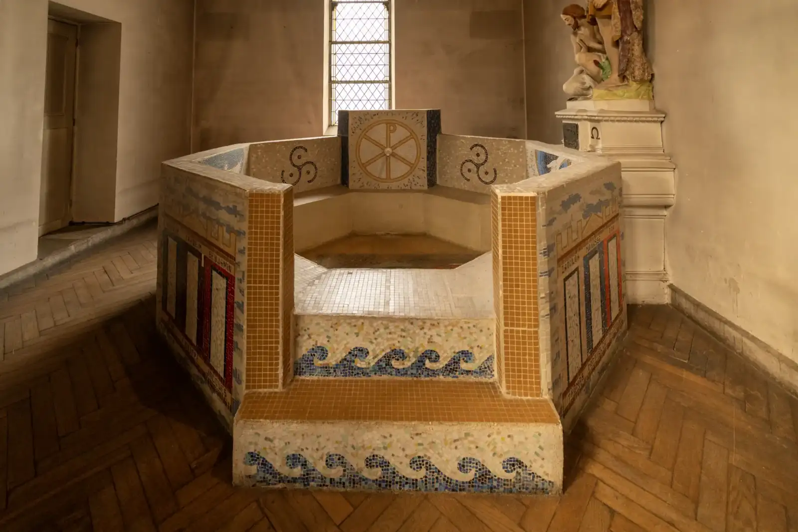 Vue intérieure des fonts baptismaux en mosaïque de l église Notre-Dame-du-Travail à Paris.