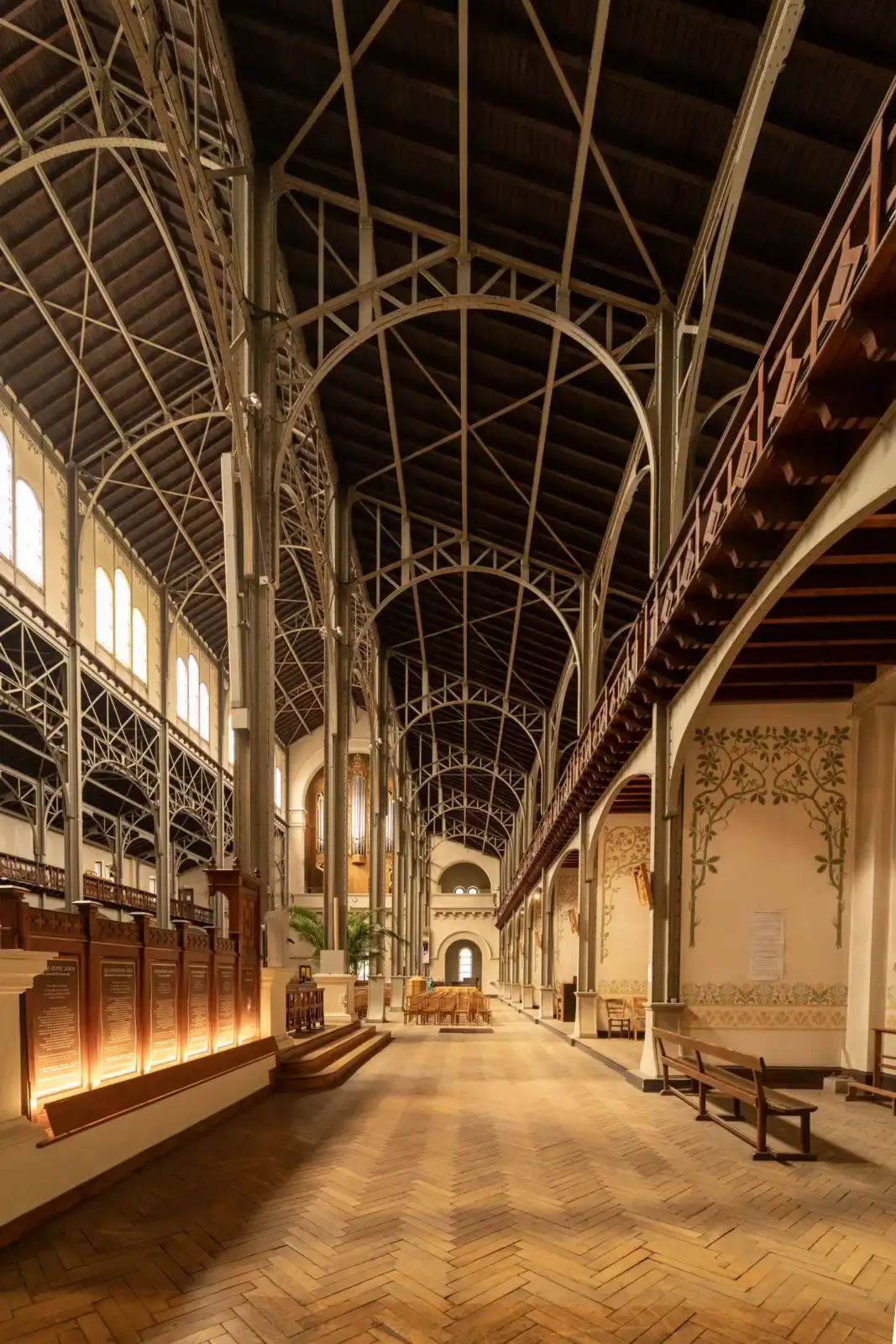Vue intérieure de l église Notre Dame du Travail avec sa structure métallique apparente.