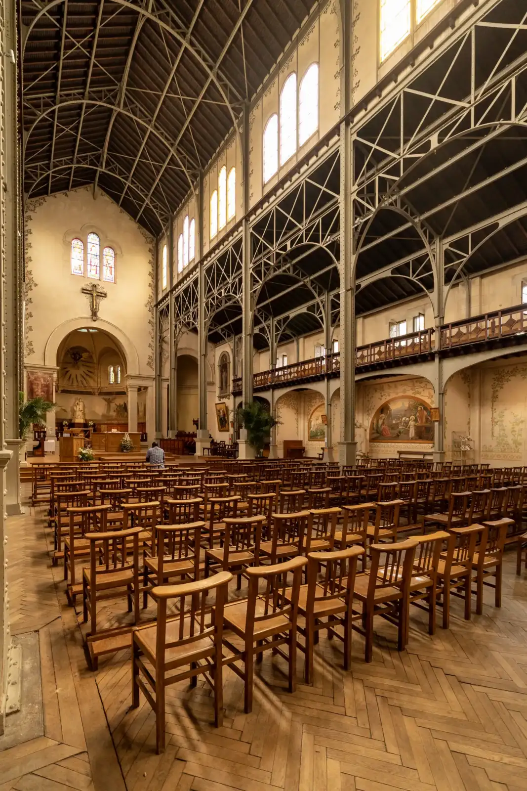 Vue intérieure de l'église Notre-Dame-du-Travail avec sa nef aux structures métalliques rivetées.