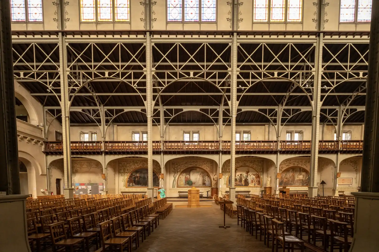 Vue intérieure de l église Notre Dame du Travail avec sa structure métallique apparente.
