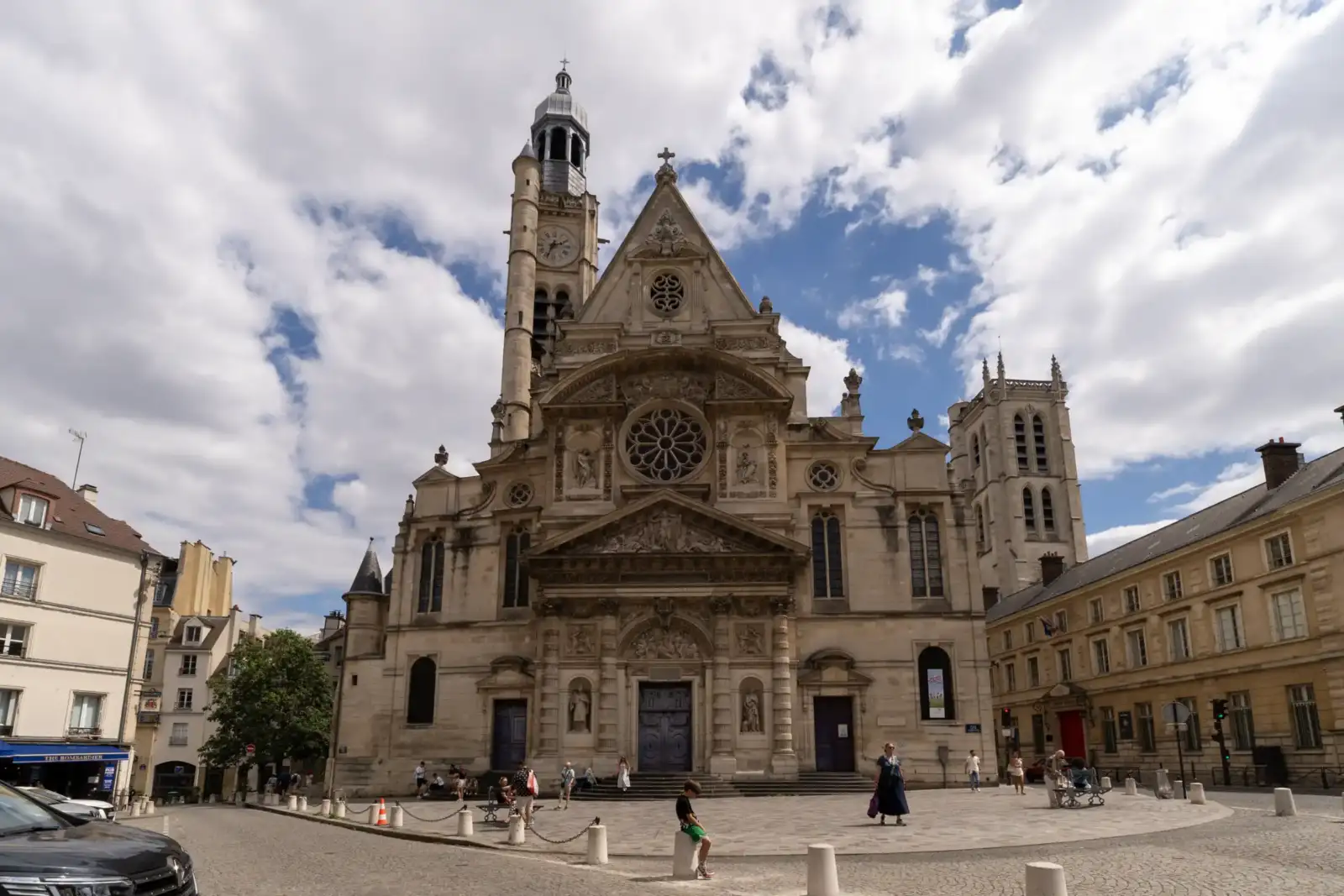 Vue extérieure de l'église Saint Etienne du Mont à Paris sous un ciel nuageux.