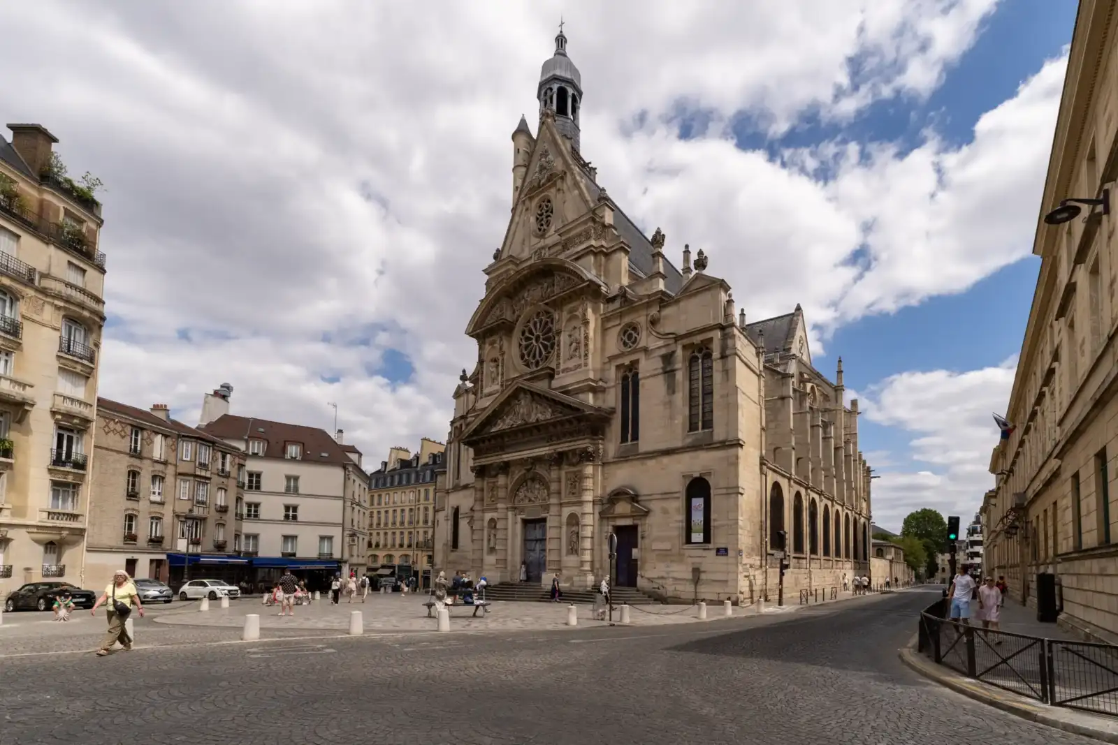 Façade sculptée de l'église Saint-Étienne-du-Mont à Paris, sous un ciel nuageux.