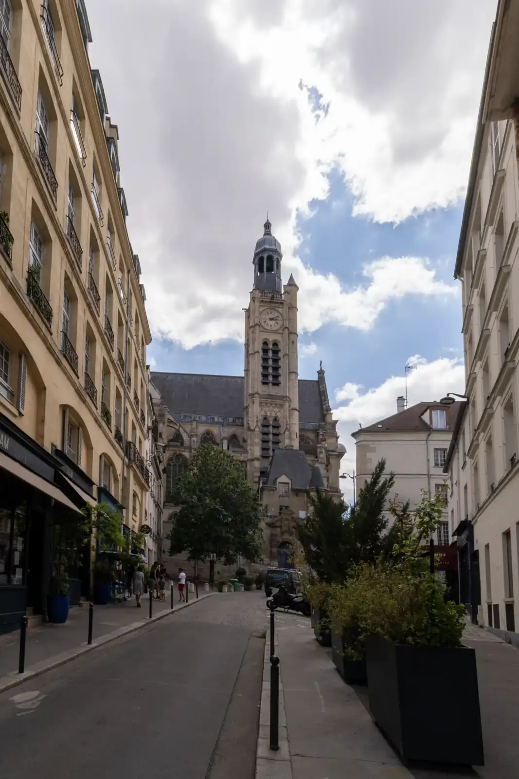 Une rue étroite de Paris mène à la splendide église Saint Étienne du Mont.