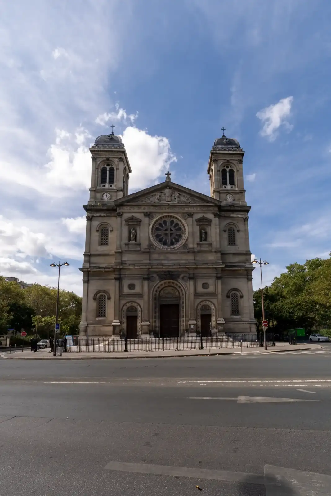 Vue de la rue de l'église Saint-François-Xavier à Paris sous un ciel nuageux.