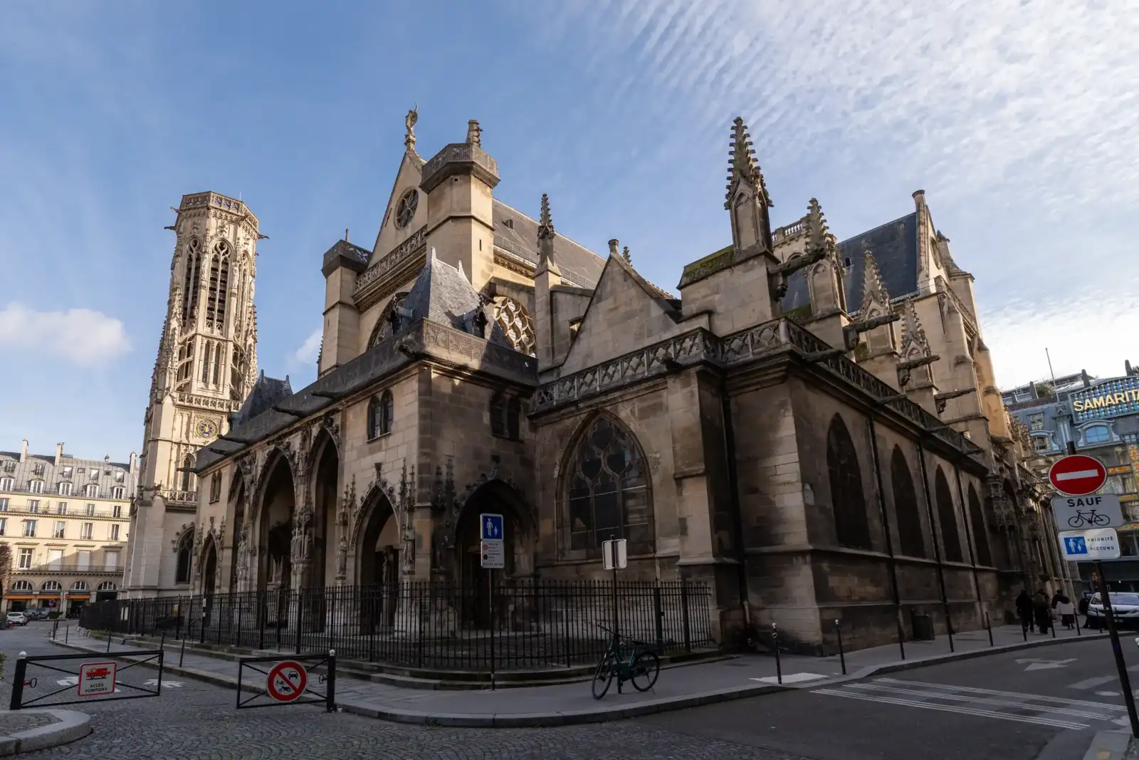 L'église gothique Saint-Germain-l'Auxerrois se dresse majestueusement sous un ciel bleu à Paris.