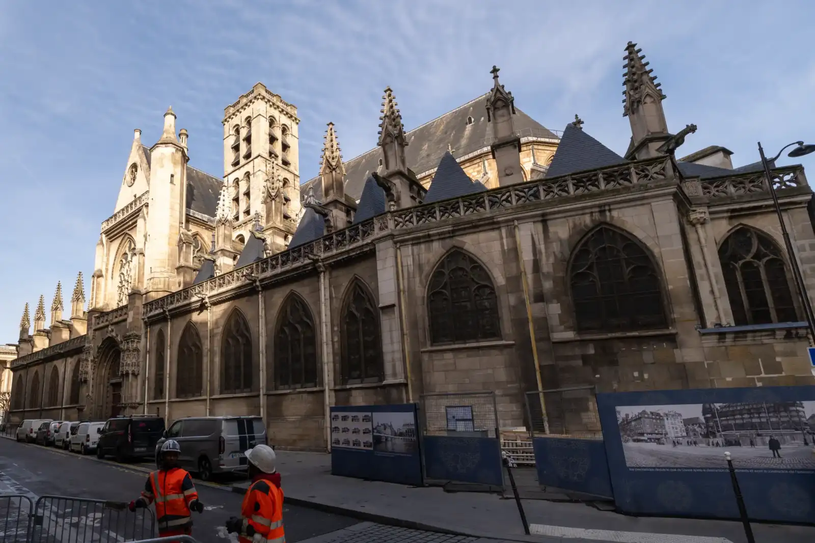 L'église gothique Saint-Germain-l'Auxerrois se dresse majestueusement sous un ciel bleu à Paris.