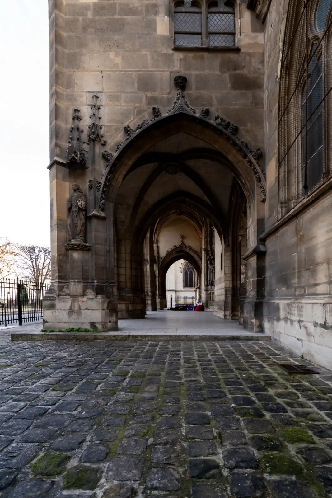 La façade gothique de l'église Saint-Germain-l'Auxerrois présente des arches en pierre sculptée ancienne.