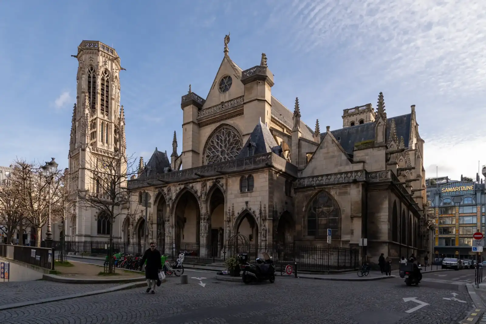 La façade gothique de l'église Saint-Germain-l'Auxerrois se dresse majestueusement sous un ciel bleu.