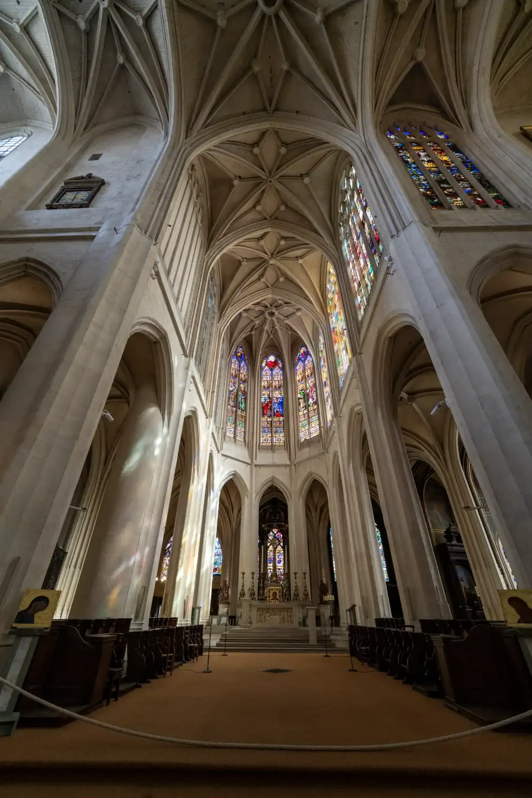 Vue verticale de la nef et des vitraux colorés de l'église Saint-Gervais-Saint-Protais.