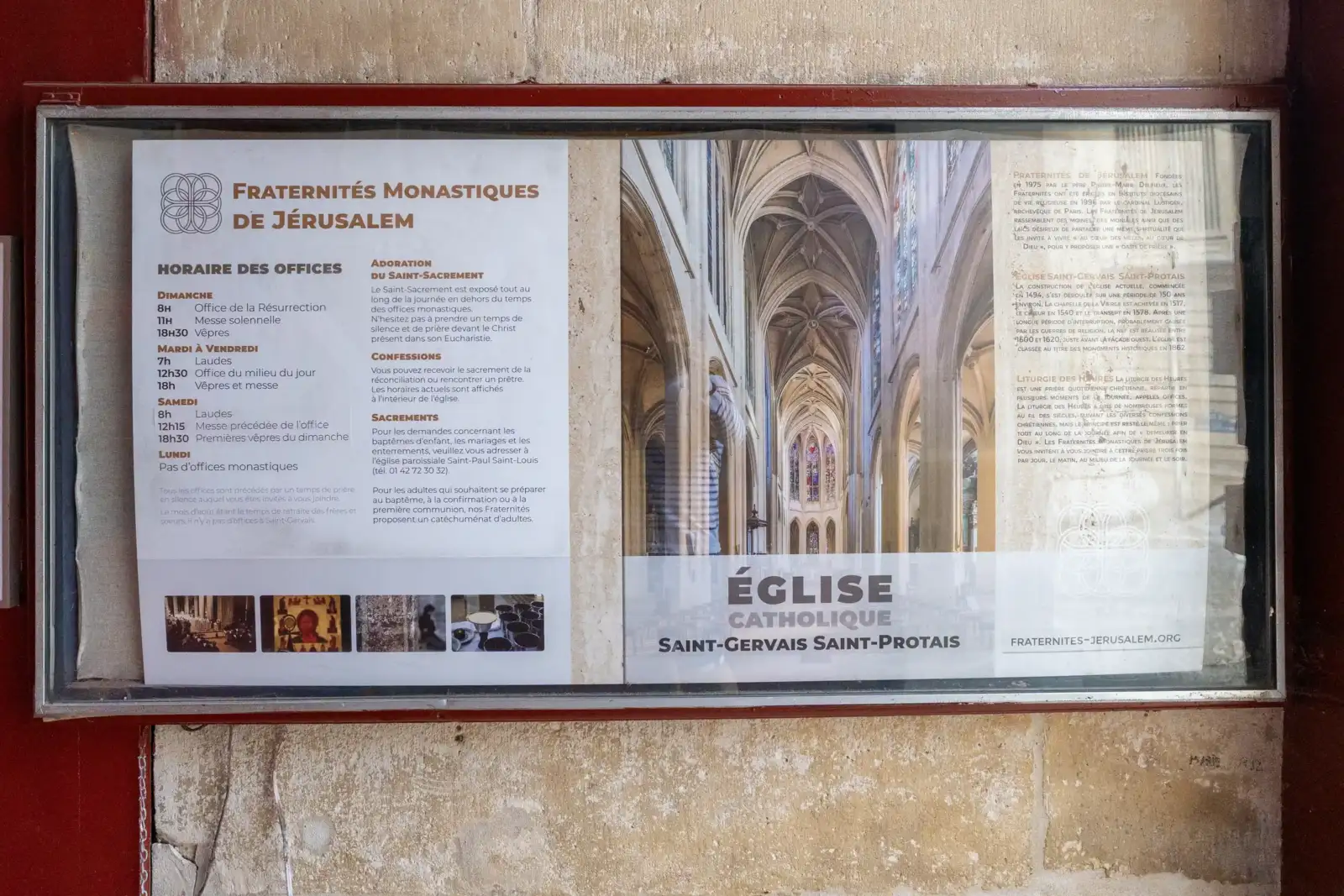 Un panneau d'affichage informatif de l'église Saint-Gervais-Saint-Protais présente des horaires et des textes.