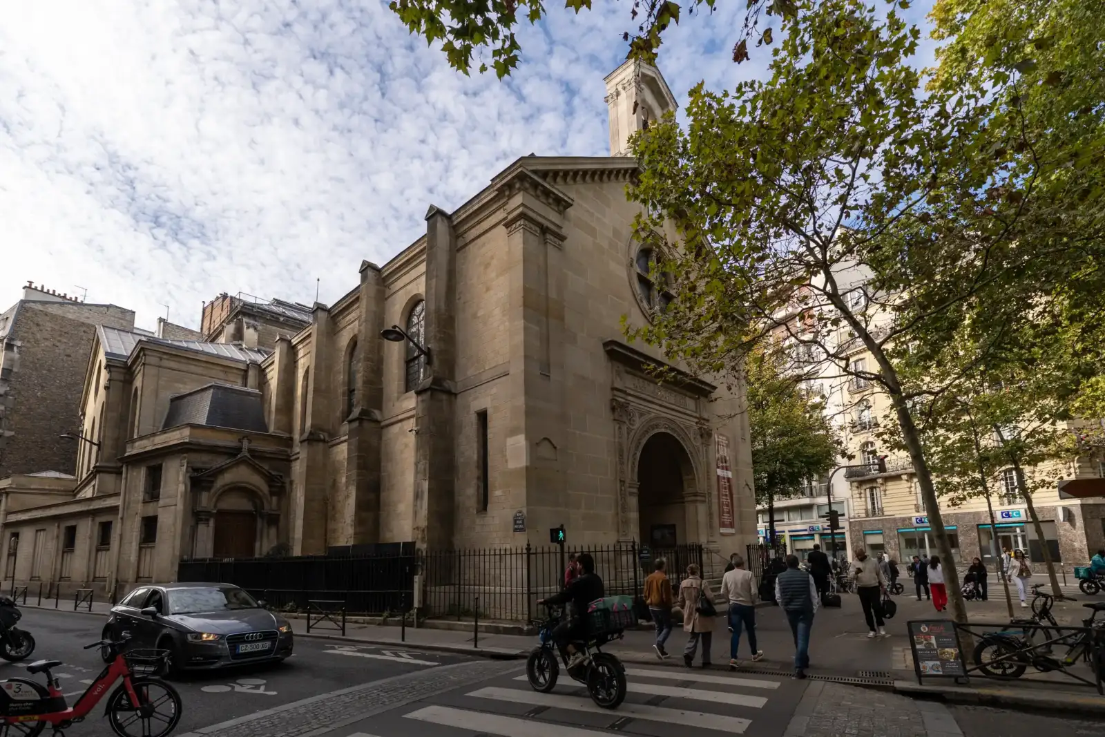La façade en pierre de l église Saint Honoré d Eylau à Paris s élève sous un ciel nuageux.