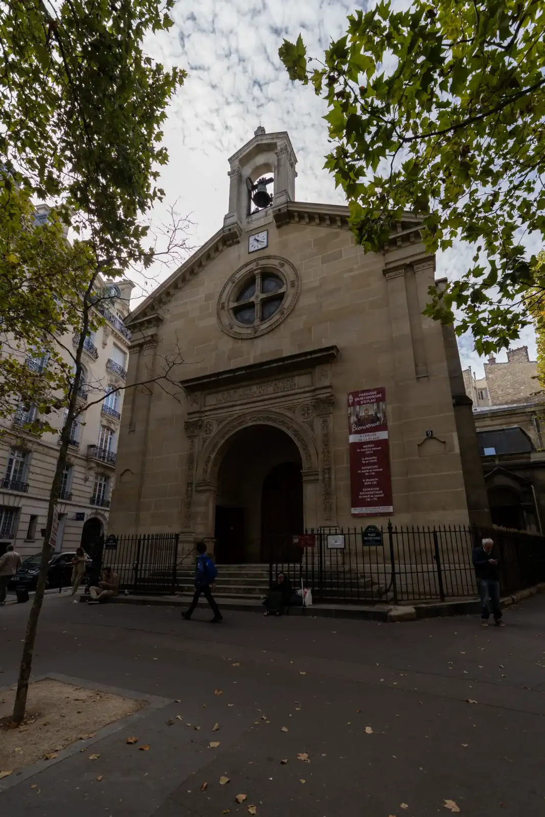 Façade en pierre de l église Saint Honoré d Eylau encadrée par des arbres parisiens.