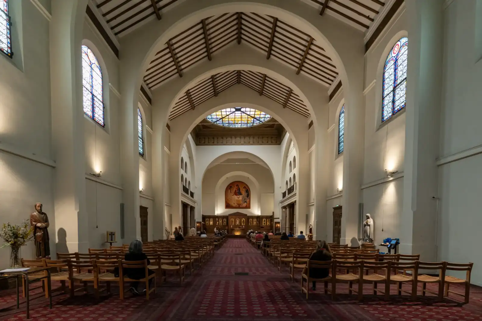 Vue intérieure de l église Saint Honoré d Eylau à Paris avec ses voûtes et ses vitraux.