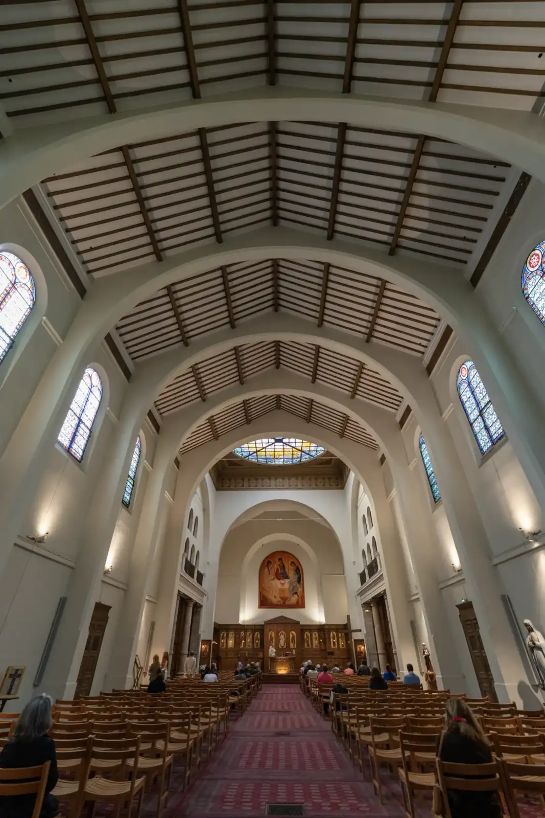 Vue intérieure de l église Saint Honoré d Eylau avec son plafond en bois voûté.